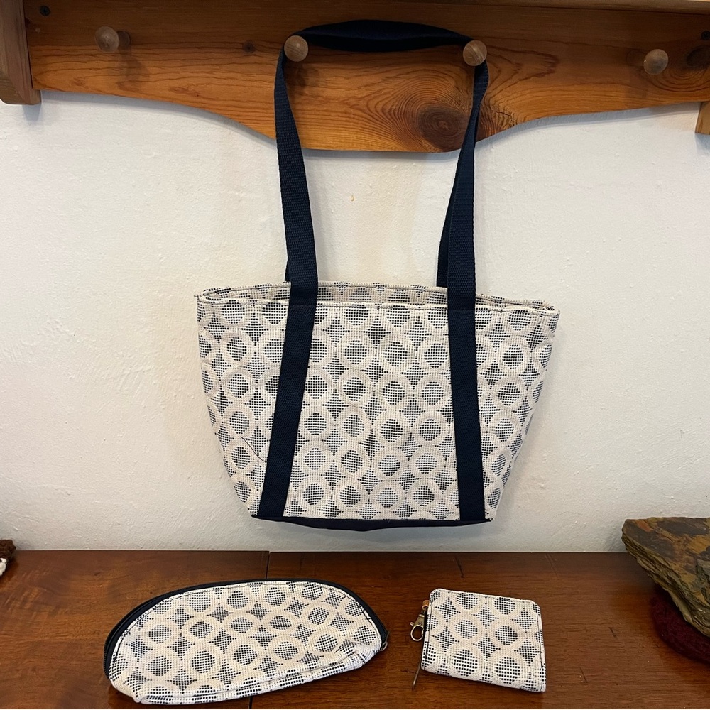 Thirty-One 31 Classic Day Bag bundle with matching wallet and zipper pouch